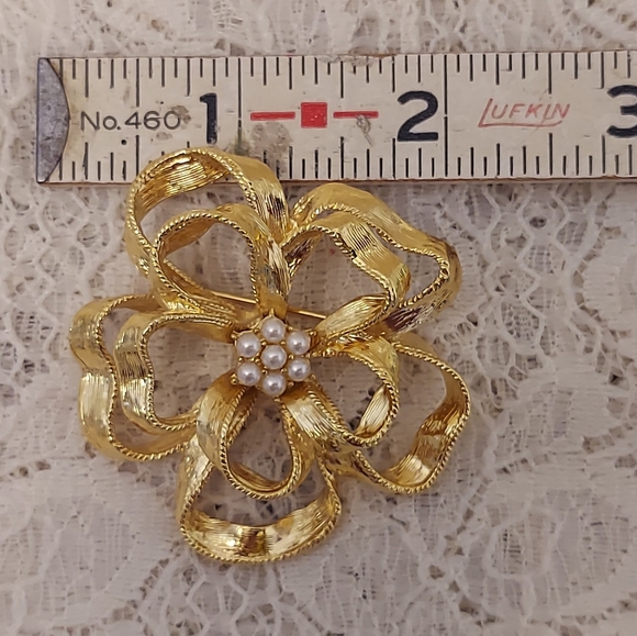 Beautiful Bow Brooch or Pin Ornate Gold Tone w Faux Pearls - Picture 2 of 4